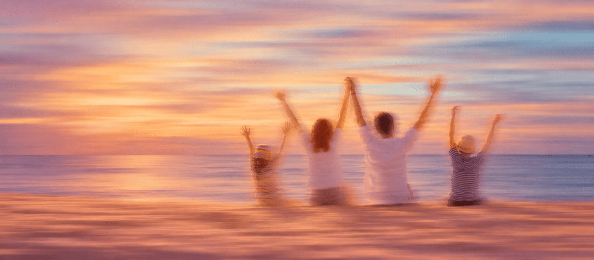 Image d'illustration de 4 personnes heureuse sur la plage — © Andromédias 2026