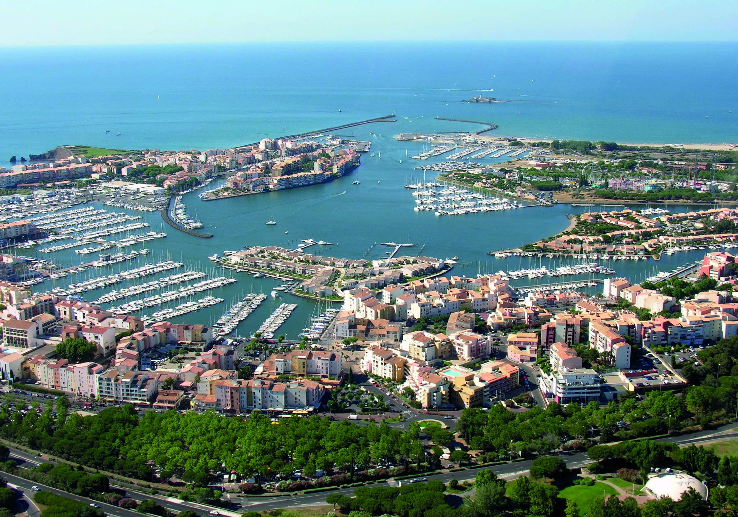 Vue aérienne du Cap-d'Agde et du port — © Adobe® Stock